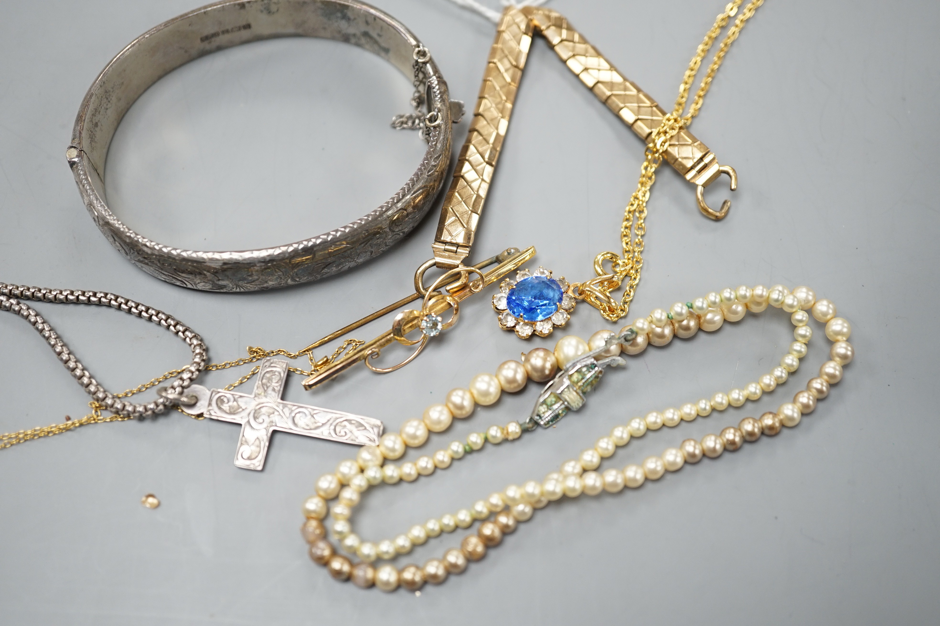 A 9ct gold flexible watch strap, a 9ct and gem set bar brooch and a 9k fine link chain, gross weight 12.1 grams and four other items of jewellery including a silver hinged bangle and simulated pearl necklace.